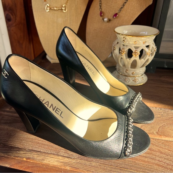 Chanel Interlocking CC Logo Heels 7.5, black. Open Toe - Picture 3 of 10